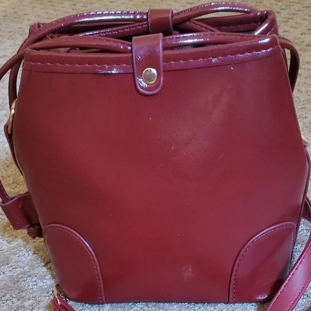 smallburgundy shoulder